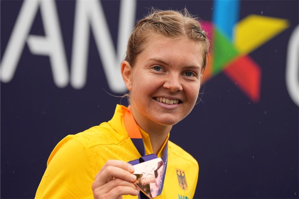 Geherin Feige jubelt über EM-Bronze im Münchner Regen Geherin Saskia Feige freut sich über die Bronzemedaille.