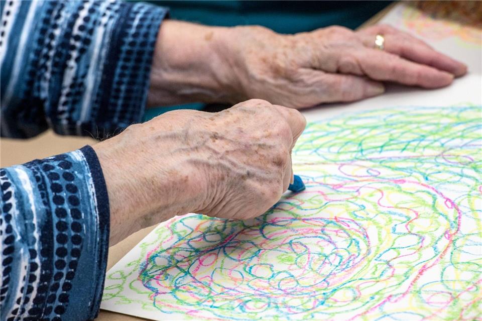 „Gehirnjogging“ kann bei der Vorbeugung für eine Demenz-Erkrankung helfen. (Symbolbild)Alexander Heinl/dpa