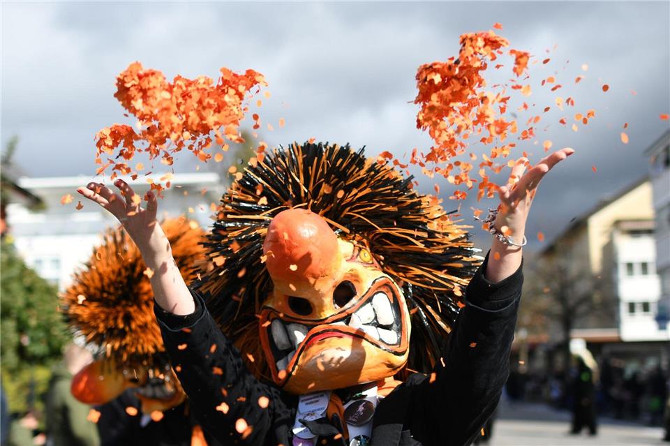 Gehören die bunten Schnipsel zum Brauchtum dazu? (Symbolbild)Patrick Seeger/dpa
