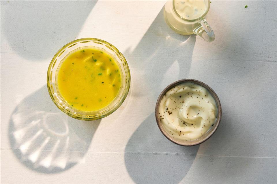 Gehören zu den Basic-Dressings in der Küche, die sich jeweils noch aufpeppen lassen: French-Dressing, klassische Vinaigrette, Sahnedressing und klassische Mayonnaise.Oliver Brachat/ZS Verlag/dpa-tmn