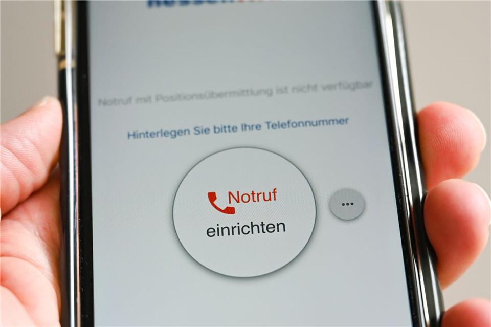 Gehört bald der Vergangenheit an: Die landeseigene Warn-App Hessenwarn. (Symbolbild)Arne Dedert/dpa