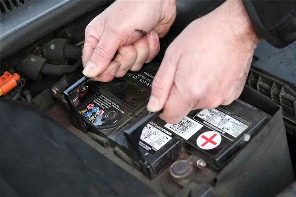 Gehört meist in die Hände von Fachleuten: Der Austausch der Autobatterie ist alles andere als einfach.picture alliance/dpa/dpa-tmn