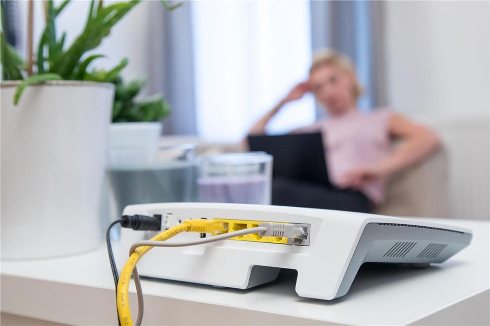 Gehört nicht in den Schrank: Gerade bei hohen Temperaturen sollte der Router möglichst frei und fern direkter Sonneneinstrahlung stehen.picture alliance/dpa/dpa-tmn