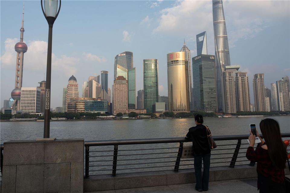 Gehört zum üblichen, aber eindrucksvollen Touristenprogramm: Schlendern auf Shanghais Uferpromenade, bekannt als The Bund. Andreas Drouve/dpa-tmn