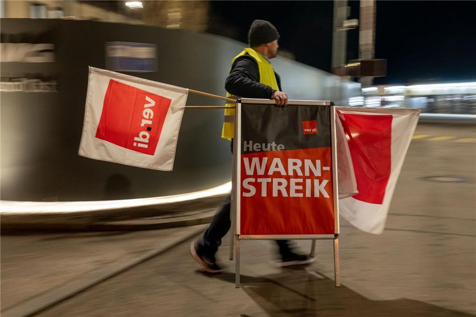 Geht alles gut, haben die Fahrgäste im bayerischen Nahverkehr jetzt erst mal Ruhe vor weiteren Warnstreiks. (Archivbild)Peter Kneffel/dpa