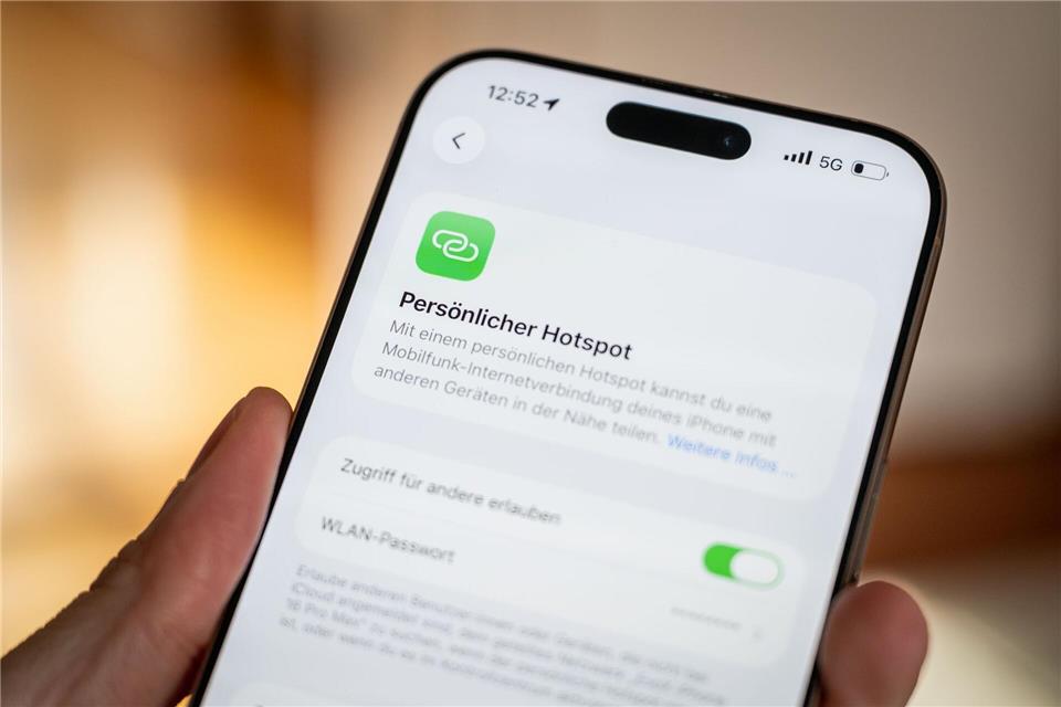 Geht das WLAN nicht, hilft das Smartphone: In den Einstellungen lässt sich ein persönlicher WLAN-Hotspot aktivieren. Damit können andere Geräte das Internet über das Mobilfunknetz nutzen.Nico Tapia/dpa-tmn
