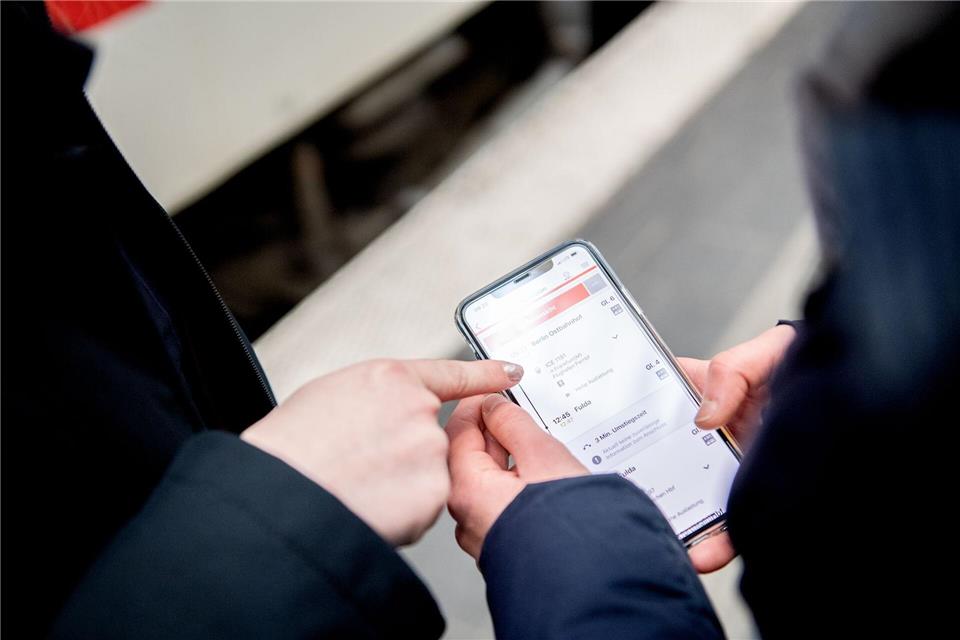Mit diesen Tipps wird Bahnfahren günstiger Geht das nicht günstiger? Es kann sich lohnen, nicht die erstbeste Verbindung zu buchen.Zacharie Scheurer/dpa-tmn
