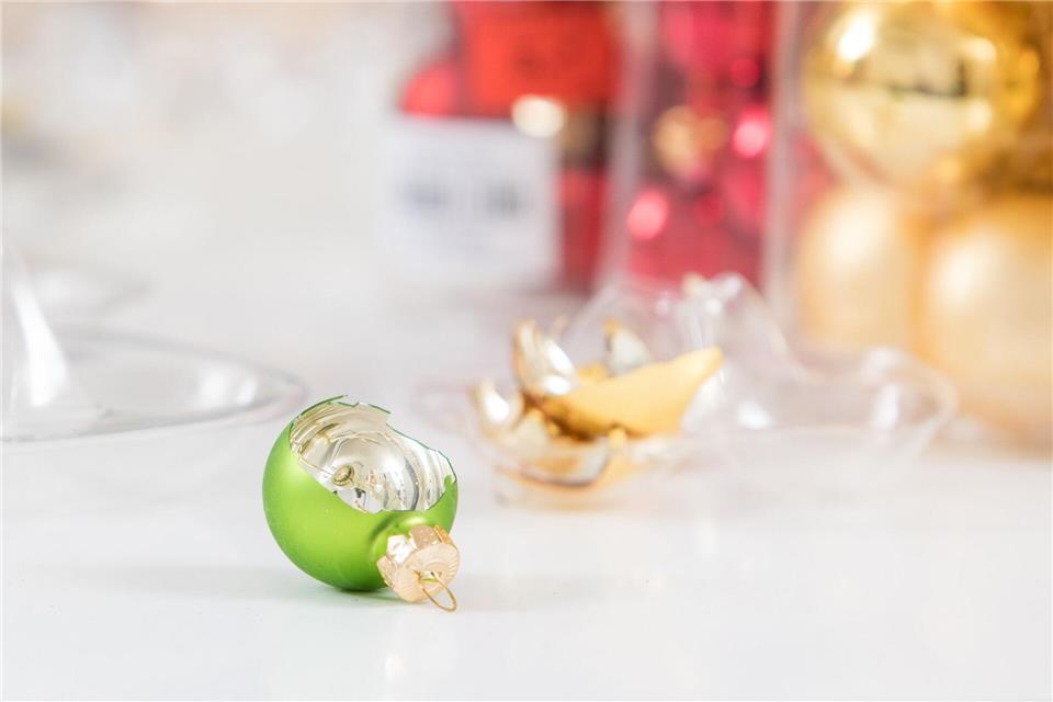 Geht eine Christbaumkugel zu Bruch, gehören die Scherben nicht ins Altglas, sondern in den Restmüll.picture alliance / dpa-tmn