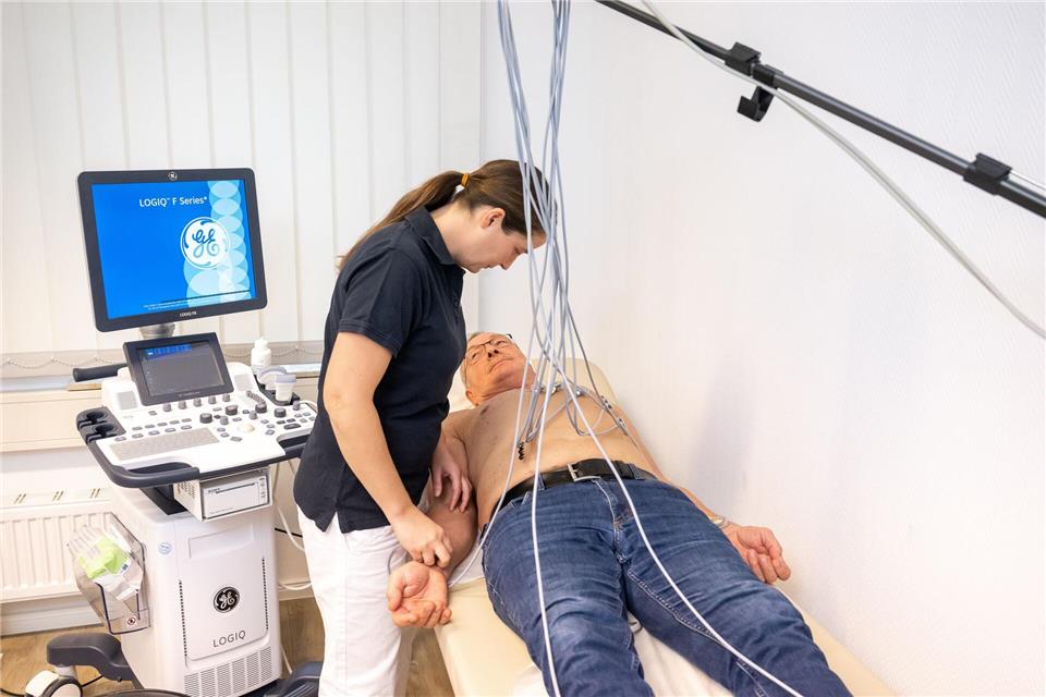 Geht es dem Herzen gut? Wer eine Vorgeschichte mit einem Infarkt hat, lässt Beschwerden lieber einmal zu oft abklären. picture alliance / dpa-tmn