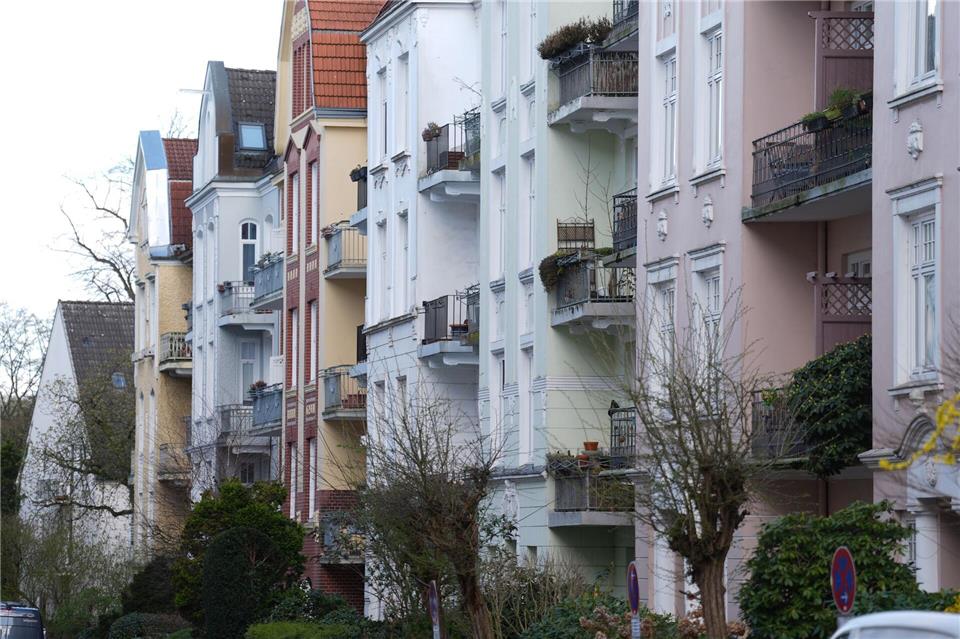 Geht es nach dem Denkmalschutz, müssen an manchen Häusern die farbigen Anstriche weichen. (Archivbild)Marcus Brandt/dpa