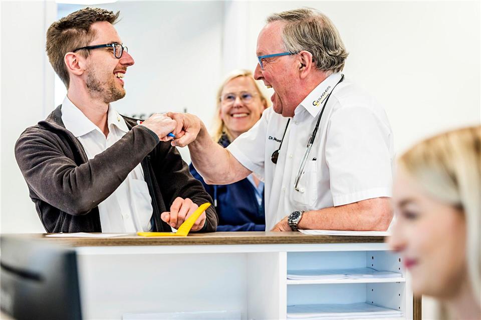 Geht es nach dem Senior-Chef Michael Kühne, würde der Abitur-Durchschnitt bei der Auswahl von Medizinern eine geringere Rolle spielen.Lars Berg/dpa