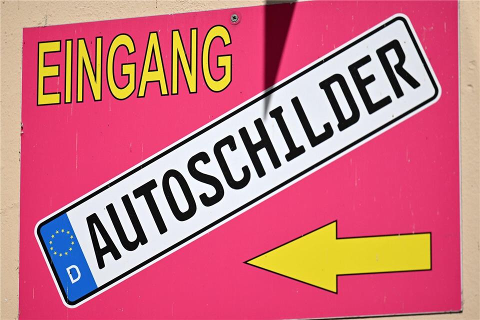 Geht es um Zahlen- und Buchstabenkombinationen für Nummernschilder sind in Thüringen Grenzen gesetzt. (Archivbild) Martin Schutt/dpa