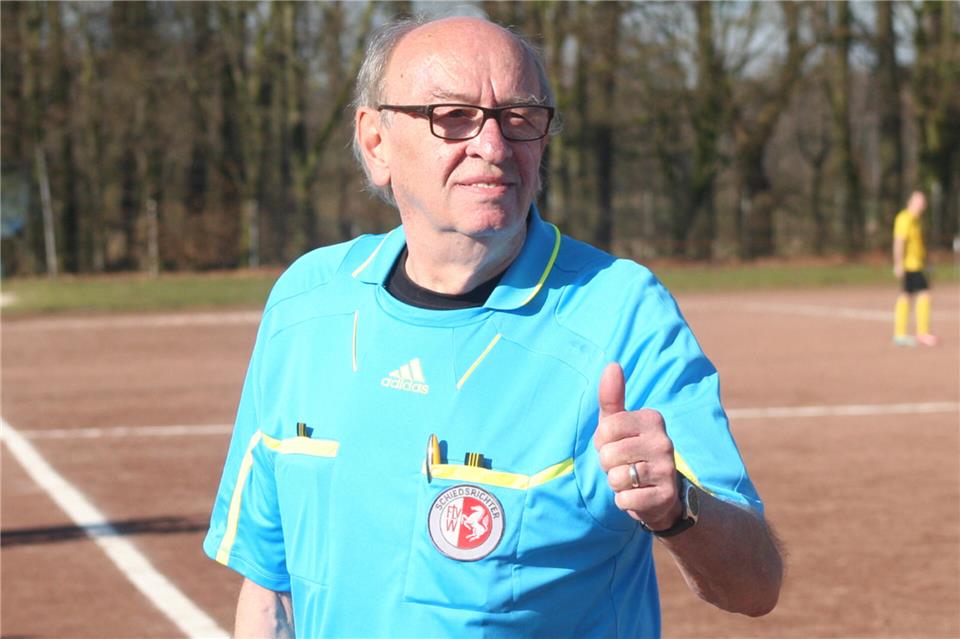 Geht ins 50. Jahr seiner Schiedsrichterlaufbahn: Erwin Büscher.