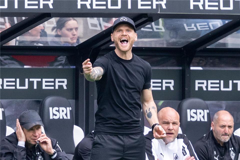 Geht mit neuen Co-Trainern in die Saison: Gladbachs Trainer Eugen Polanski. (Archivbild) David Inderlied/dpa