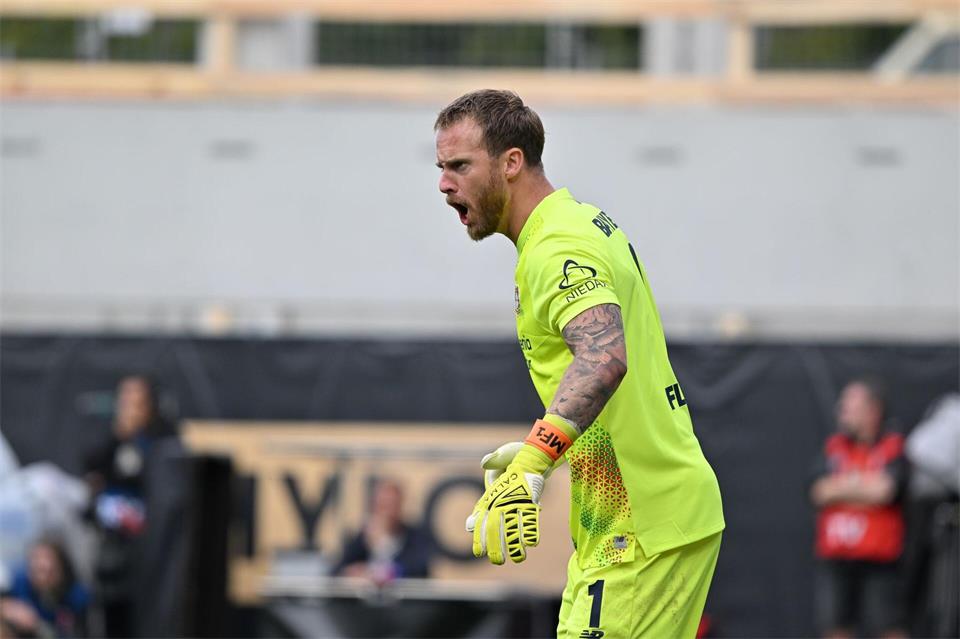 Geht mit seinen Teamkollegen hart ins Gericht: Bayer-Keeper Mark Flekken.Harald Tittel/dpa