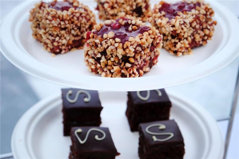 Geht noch ein Nachtisch? Etagere mit Sacher- und Linzertorte.Florian Sanktjohanser/dpa-tmn
