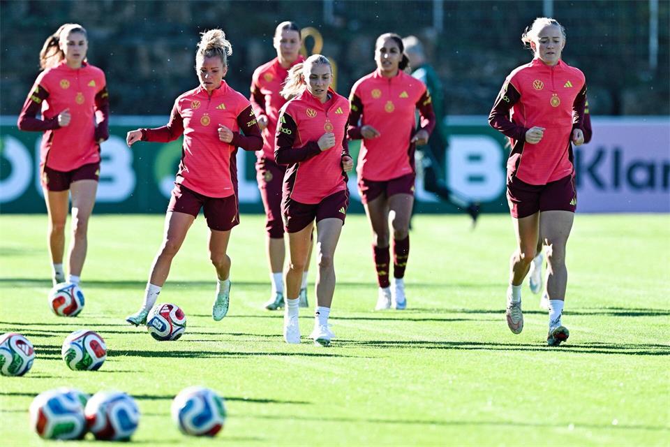 Geht voran: Elisa Senß (vorn) beim Training der deutschen Fußballerinnen in Eppelheim. Uwe Anspach/dpa
