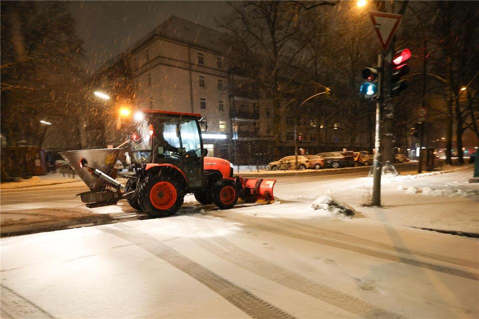 Gehwege, Bushaltestellen und wichtige Straßen - die Stadtreinigung war mit 360 Fahrzeugen im Einsatz.Christian Charisius/dpa