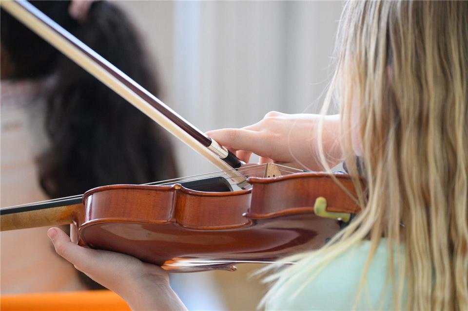 Geige? Musikschulen bieten Kindern und Jugendlichen das Erlernen verschiedener Musikinstrumente an. (Symbolbild) Robert Michael/dpa