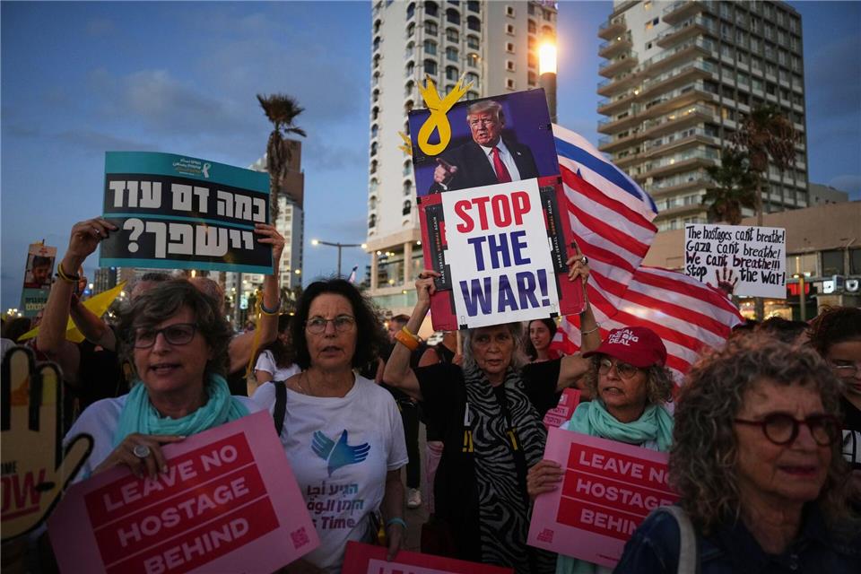 Geisel-Angehörige und Unterstützer protestieren in Israel regelmäßig für eine Freilassung der Verschleppten und ein Ende des Kriegs. (Archivbild)Ariel Schalit/AP/dpa