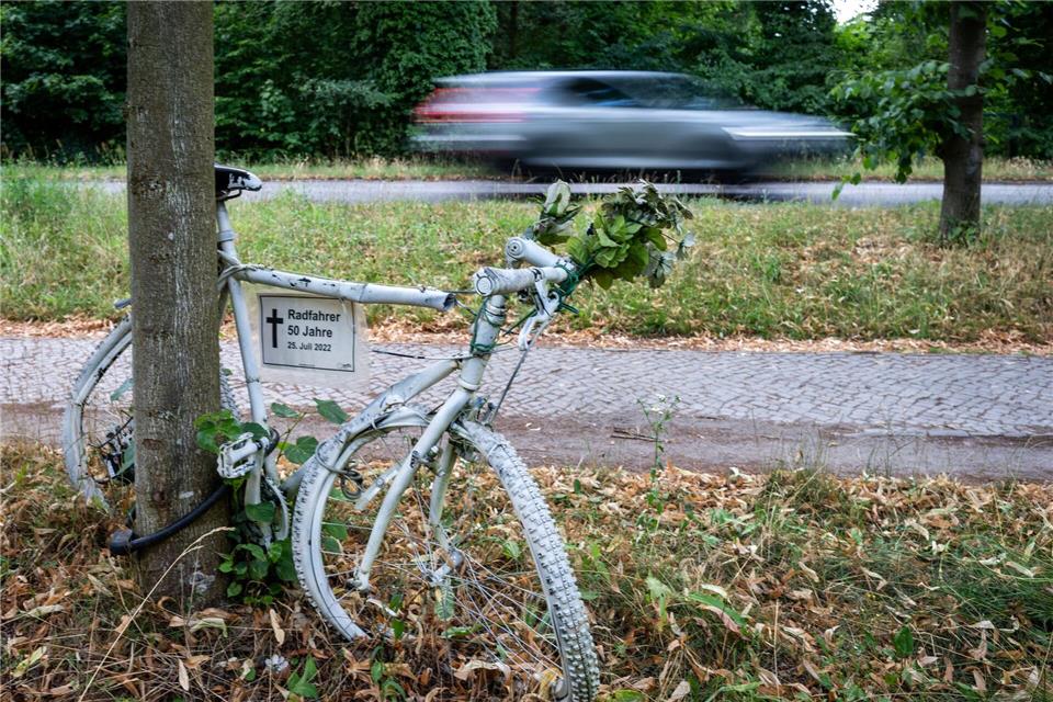 Geisterfahrräder sollen Autofahrer zur Vorsicht im Straßenverkehr mahnen. Soeren Stache/dpa