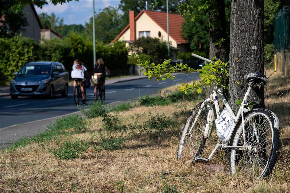 Geisterfahrräder sollen auch zur Vorsicht im Straßenverkehr mahnen.Soeren Stache/dpa