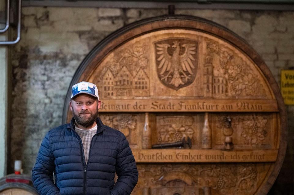 Gekauft werde der Frankfurter Wein aus ganz unterschiedlichen Gründen, sagt Winzer Fabian Schmidt.Hannes P. Albert/dpa