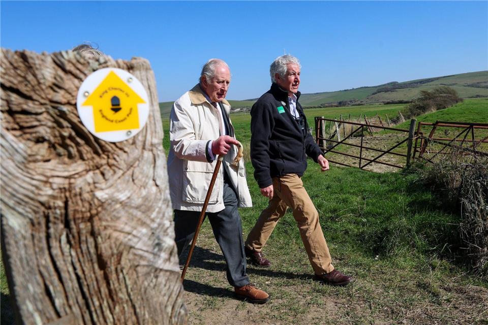 Gekleidet in Anzug und braunen Schuhen, wanderte der König gut zwei Kilometer an der Küste entlang.Chris Jackson/PA Wire/dpa