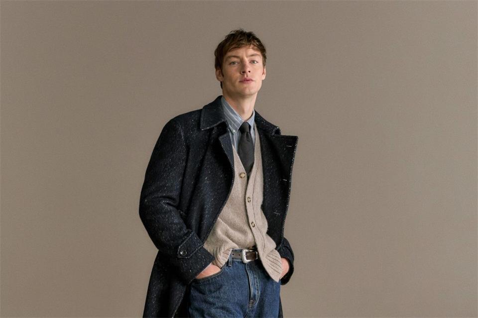 Gekonnt schichten: Das ist eine Kernkompetenz für modische Männer. Hier ein Kombinationsbeispiel aus der Herbst-Winterkollektion 2026/2027 von Windsor (Mantel ca. 1.500 Euro, Shirt ca. 299 Euro, Strickjacke ca. 460 Euro, Jeans ca. 260 Euro, Krawatte ca. 120 Euro).Windsor/dpa-tmn