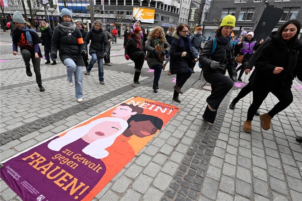 Gelassenes Tanzen als politisches Zeichen in Duisburg.Roberto Pfeil/dpa