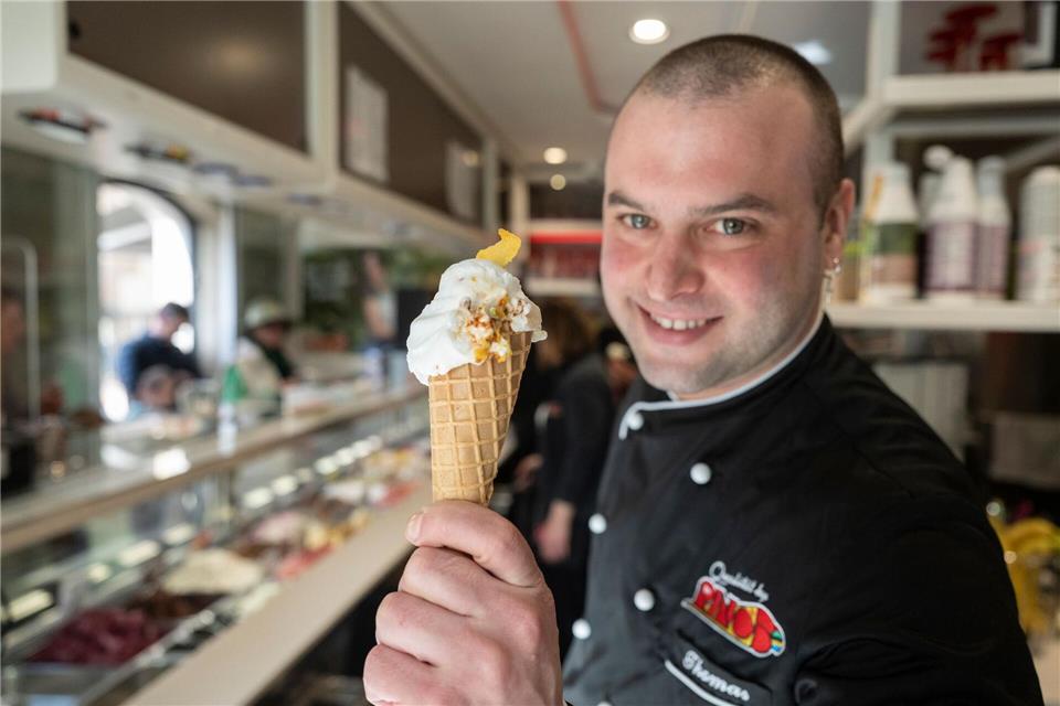 Gelatiere Thomas Micolino mit seinem Kamelmilch-Eis. Marijan Murat/dpa