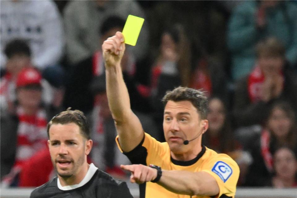 Gelb für Günter: Freiburg debattiert mit Schiedsrichter Felix Zwayer.Torsten Silz/dpa