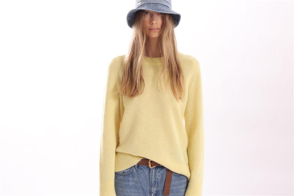 Gelb wirkt fröhlich-frisch zur kurzen Jeans. Hier ein Beispiel von MICHAEL Michael Kors (Pullover ca. 295 Euro).MICHAEL Michael Kors/dpa-tmn