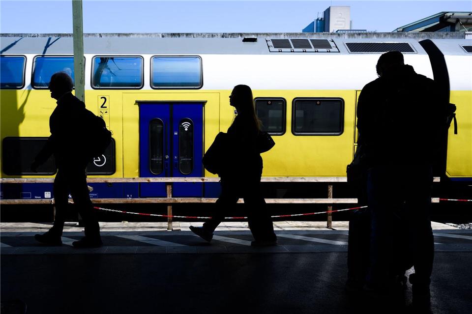 Gelb‑blau durch den Norden: Der Metronom rollt seit 2003 auf den Strecken zwischen Hamburg, Bremen und Hannover. (Archivbild)Julian Stratenschulte/dpa