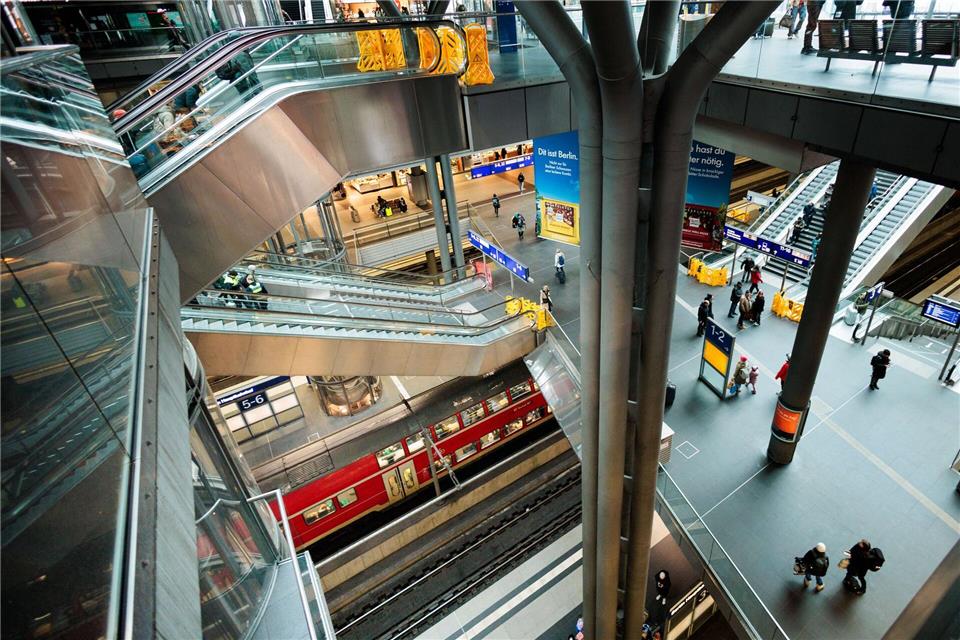 Gelbe Absperrungen versperren den Zugang zu den defekten Rolltreppen am Berliner Hauptbahnhof. Carsten Koall/dpa
