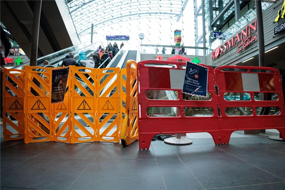 Gelbe Absperrungen versperren den Zugang zu den defekten Rolltreppen am Berliner Hauptbahnhof.Carsten Koall/dpa