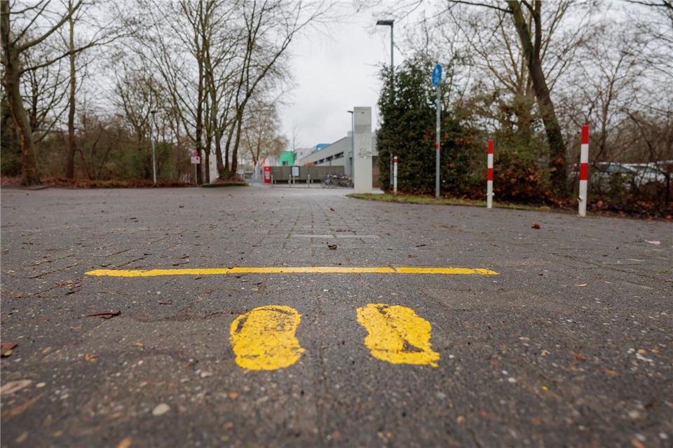 Zu Fuß zur Schule: Wie Kinder selbstsicherer werden Gelbe Fußstapfen sollen Kindern helfen, sicher zur Schule zu laufen. Jörg Halisch/dpa