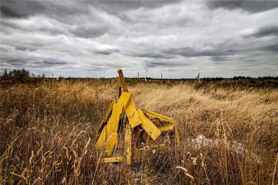 Gelbe Holzlatten liegen auf einem Grundstück des Bunds für Umwelt und Naturschutz Deutschland (BUND) am Tagebau Hambach.Oliver Berg/dpa