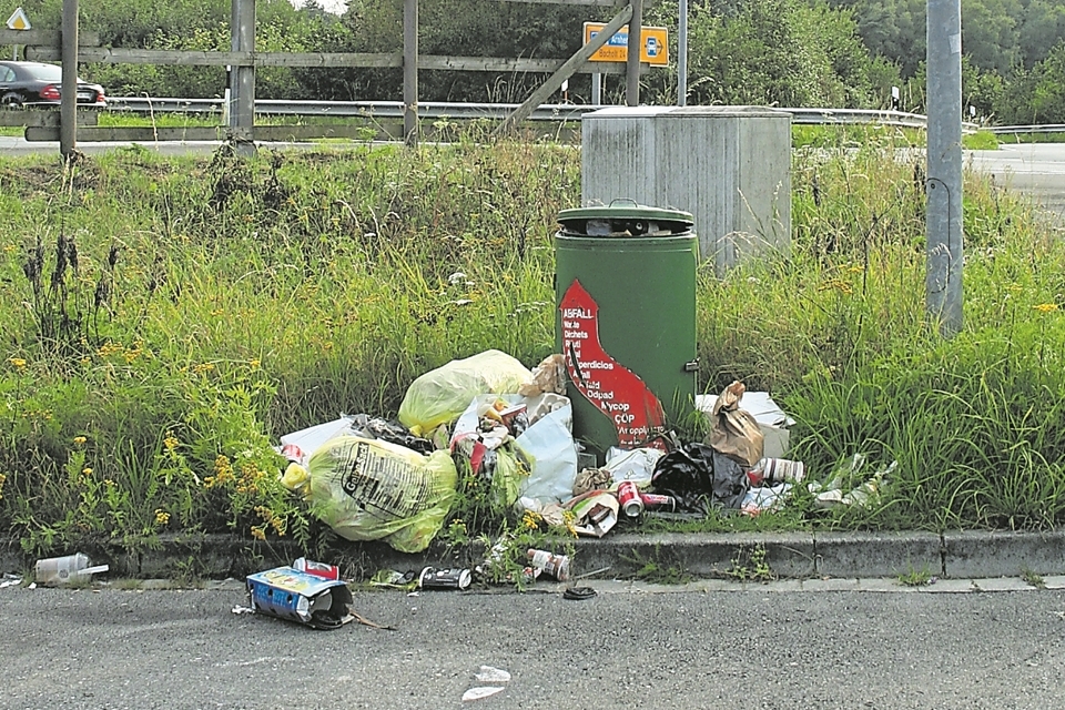 Gelbe Säcke und achtlos weggeschmissene Kartons liegen am Mitfahrer-Parkplatz.Göke