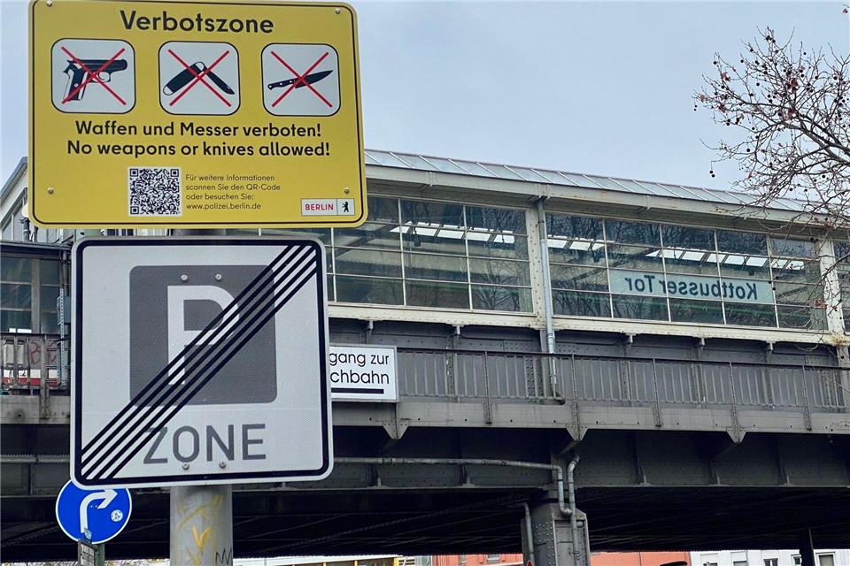 Gelbe Schilder weisen auf die Waffen- und Messerbotszone am Kottbusser Tor in Berlin-Kreuzberg hin.Torsten Holz/dpa