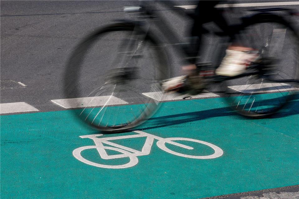 Geld aus dem Sondervermögen des Bundes soll auch in sächsische Radwege fließen. (Archivbild)Jan Woitas/dpa