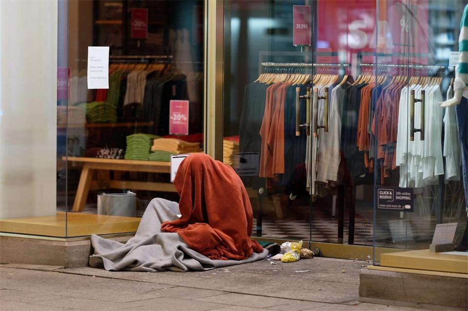 Geld ist wichtig, um Menschen auf der Straße zu helfen - genau hinsehen aber auch. (Symbolbild)Henning Kaiser/dpa