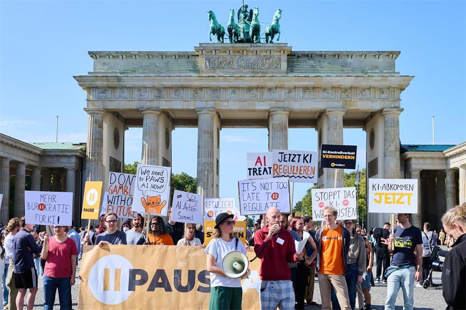 Geld vom Bund gibt es unter anderem für die Absicherung von Demonstrationen. Annette Riedl/dpa