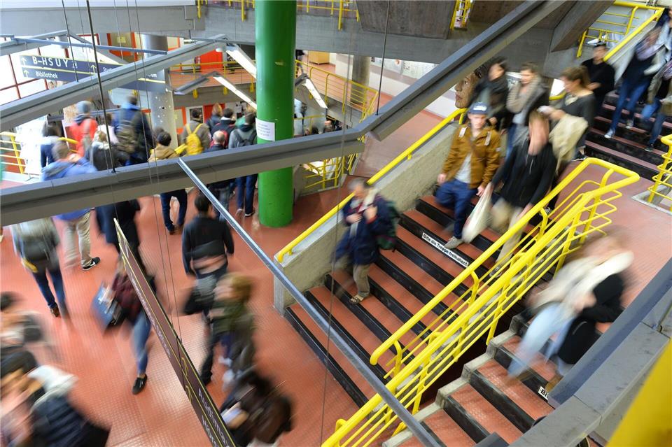 Geldanlage oder Altersvorsorge: Verbraucherschützer raten Studierenden davon ab, entsprechende Verträge am Campus zu unterzeichnen.picture alliance/dpa/dpa-tmn
