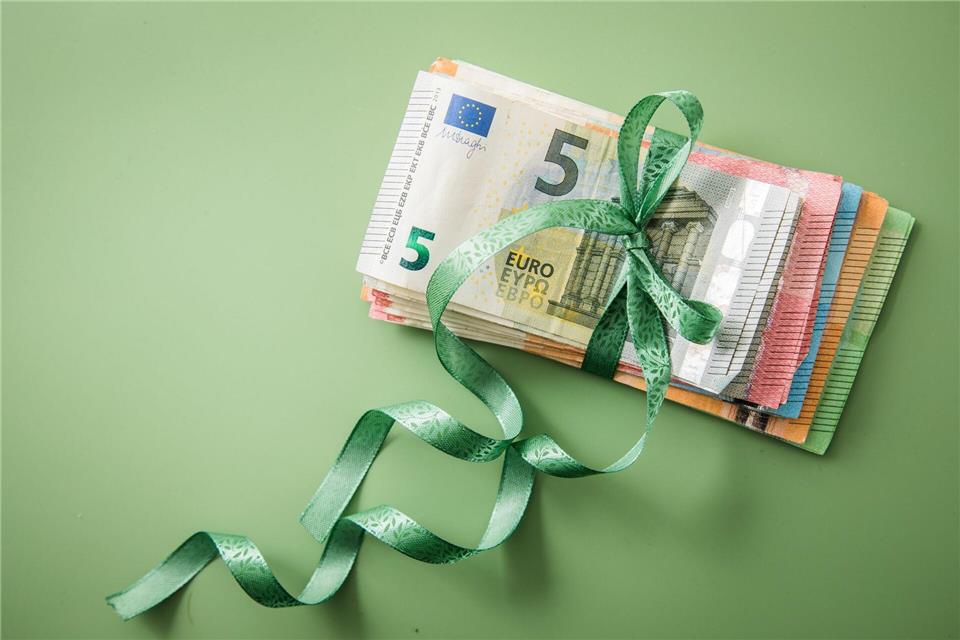Geldgeschenk erhalten? In den meisten Fällen interessiert das Finanzamt das nicht - sofern der Wert in einem gewissen Rahmen bleibt.picture alliance / dpa-tmn