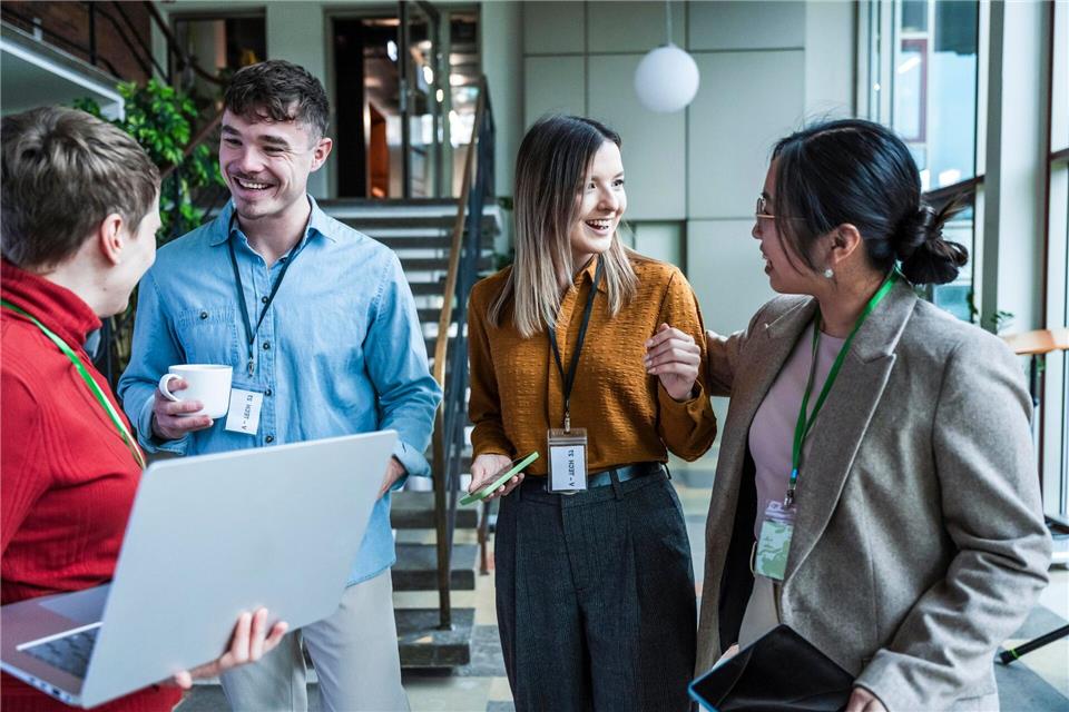 Gelegenheit für Humor und eine positive innere Haltung: Beschäftigte können sich auch eigeninitiativ für mehr Spaß bei der Arbeit einsetzen. picture alliance / Westend61