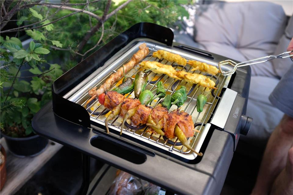 Gelegentlich mit Freunden grillen? Sowohl vom Geruch als auch von der Geräuschkulisse können sich Nachbarn gestört fühlen. Dulden müssen sie es dennoch.picture alliance / dpa-tmn