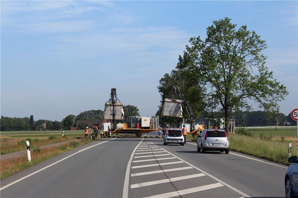 Gelegentlich müssen die Spezialfahrzeuge die Straße überqueren.