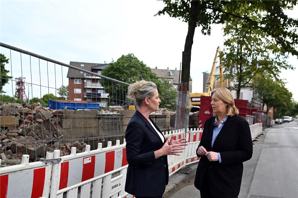 Gelsenkirchens Sozialdezernentin Andrea Henze und Bundesarbeitsministerin Bärbel Bas besichtigen die Abrissstelle früherer Schrottimmobilien.Federico Gambarini/dpa