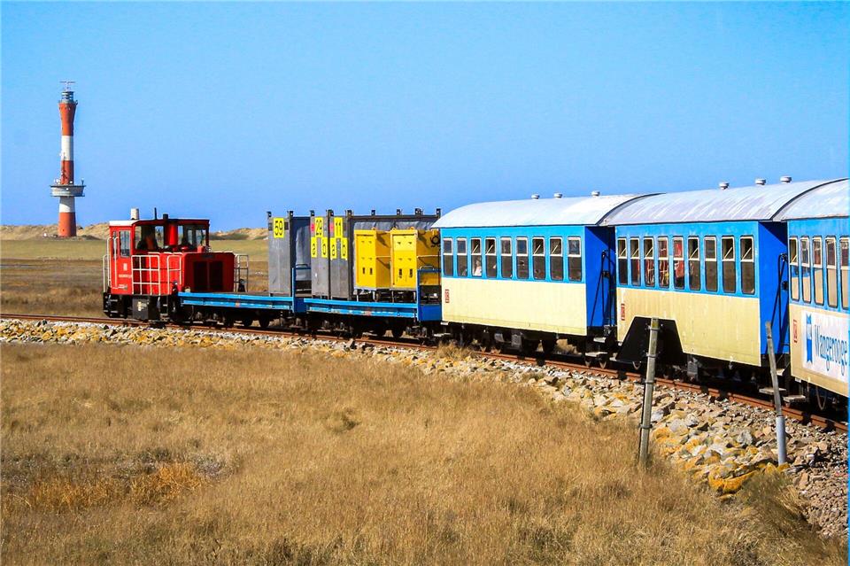 Gemächlich fährt Inselbahn über die Salzwiesen von Wangerooge.Bernd F. Meier/dpa-tmn